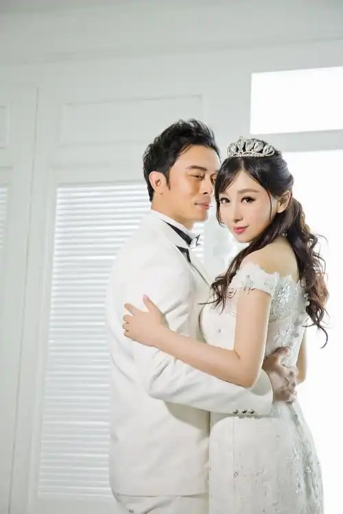 樊少皇娇妻晒婚纱照庆结婚两周年甜蜜幸福恩爱满满