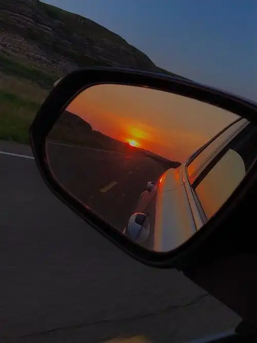 后视镜里的黄昏日落时