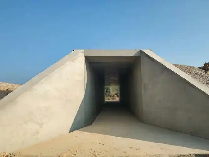 平整的涵洞通道八字墙