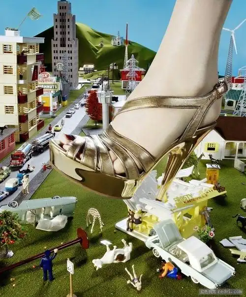 国外精品摄影:美女巨足带来的破坏