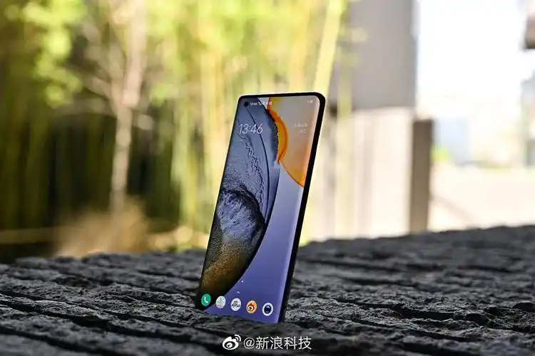 内置了一个微云台主摄镜头一颗超广角镜头一颗人像镜头和一颗60