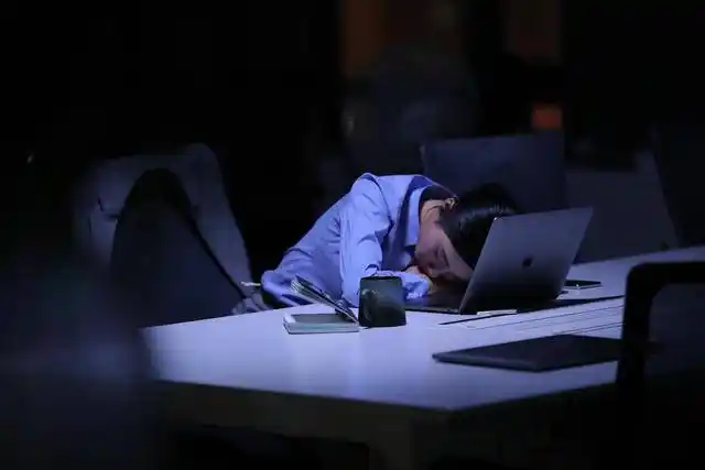 天天加班到深夜 年轻人需要的"体面"谁能给