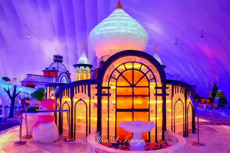 据介绍这是全球最大的室内冰城堡既能观赏冰景也可以体验冰滑梯的娱乐