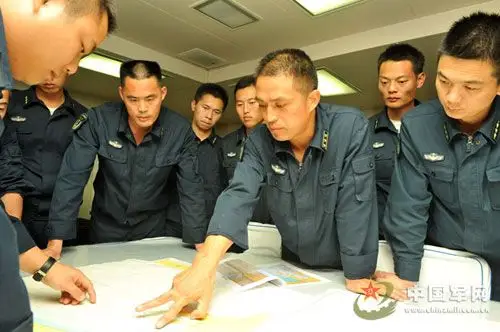 海口舰舰长邵曙光从烧锅炉到指挥中华神盾1