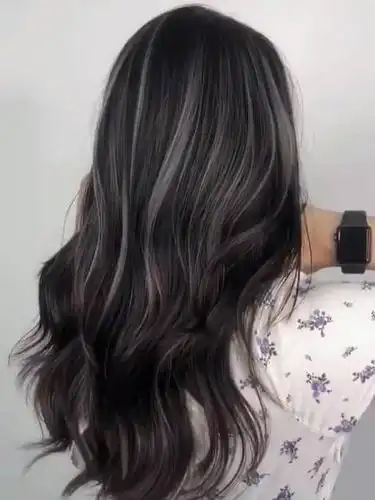 这次挑染真的是很别致,黑灰挑染黑色头发长. 来自苏州染发丹尼 - 微博