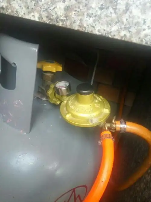 大家帮帮我,这煤气罐的开关打开了,可是还有一个安全开关不知道在哪里