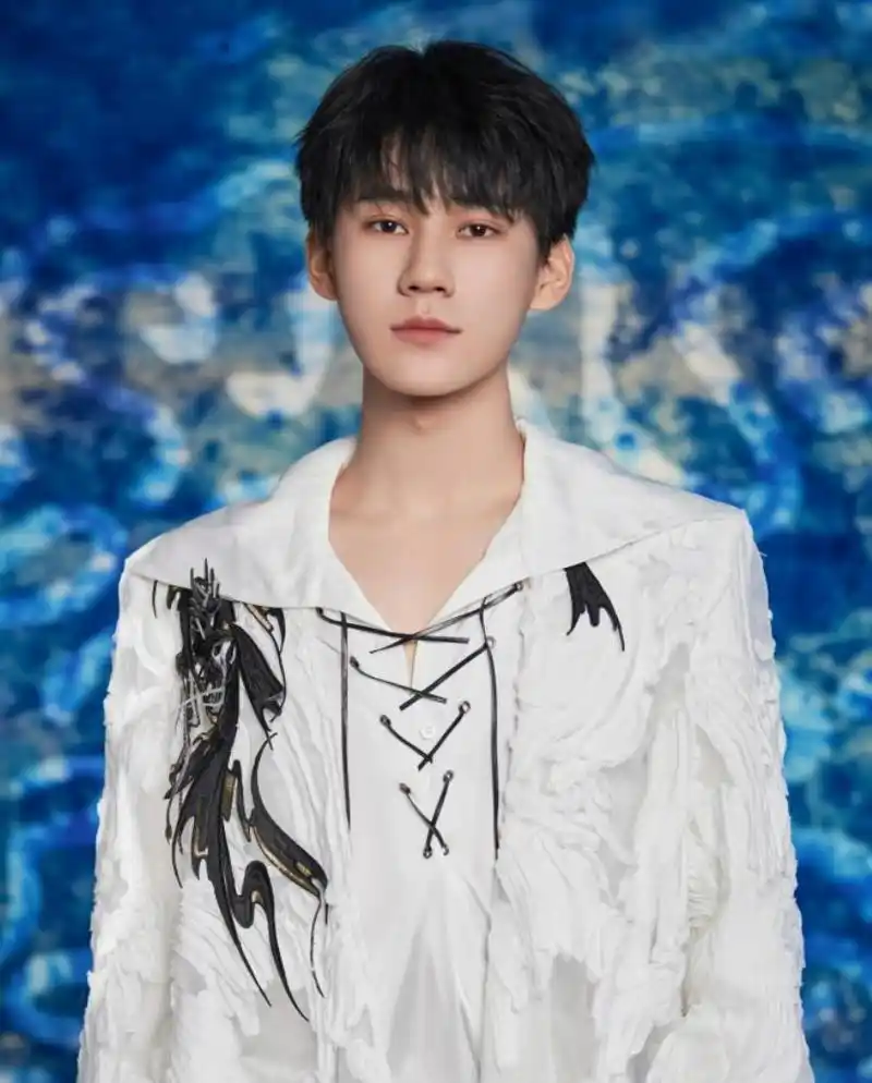 时代少年张真源:181cm音乐才子,舞台魅力无限 时代少年团张真源,身高