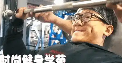 如何练成宽大虎头肩跟着健体冠军短腿小萝卜一起来虐三角肌