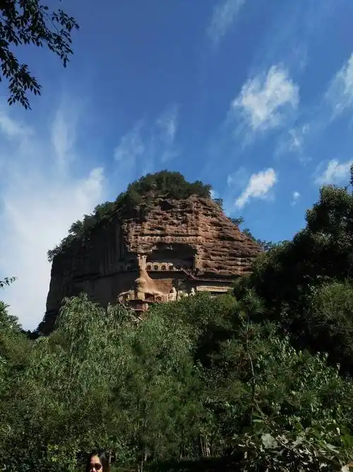 仙人崖距麦积山石窟15公里,自然风景秀丽,人文景观仅次于麦积山景区