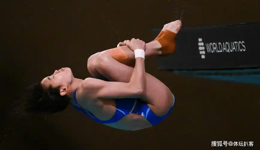 全红婵晒金牌一路小跑祝贺英国闺蜜摘银被对方抱起姐妹情深