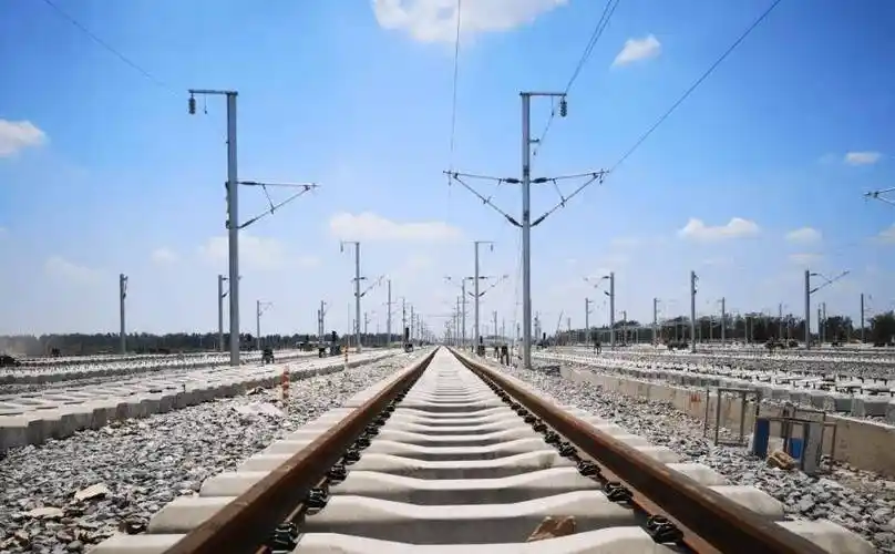 高速铁路上的无缝钢轨,是如何解决热胀冷缩的?