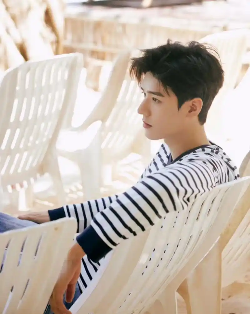 龚俊分享外拍帅照,侧脸精致程度同样让人羡慕,他坐在树下的时候,能