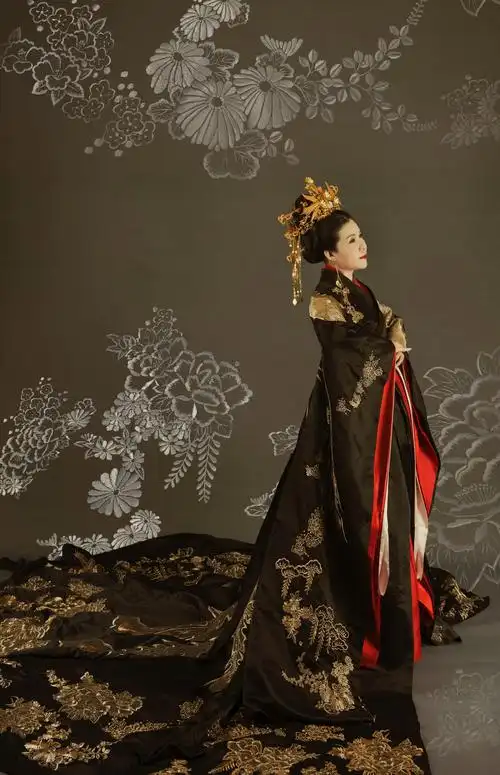 她是能与帝王携手天下的霸气皇后,也是能与伴侣并肩作战的自在鸾凤.