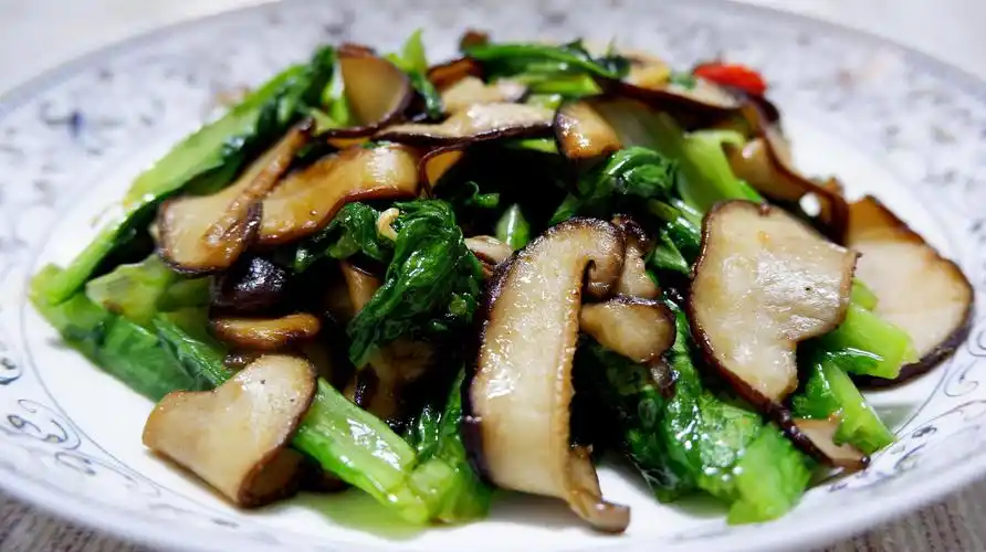 简单易做又好吃的香菇油麦菜,学得会的家庭素炒,先收藏起来!