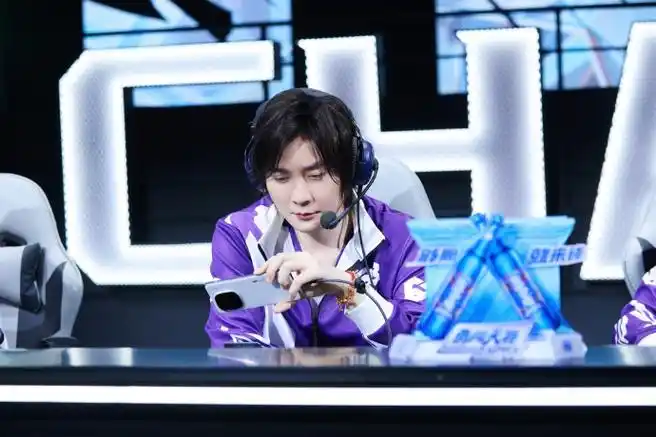 哈哈哈~目前第一期已经上线,这次红黑榜的机制确实蛮有意思,重庆狼队