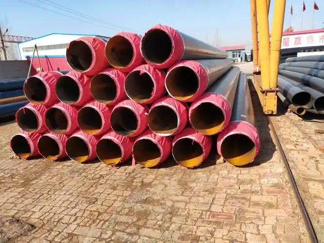 用高压发泡机在钢管于外护层之间形成的空腔中一次性注入硬质聚氨酯