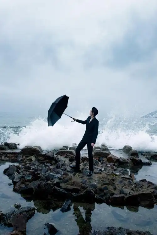 张凌赫海边撑伞冷感大片##张凌赫湿发##微博之夜