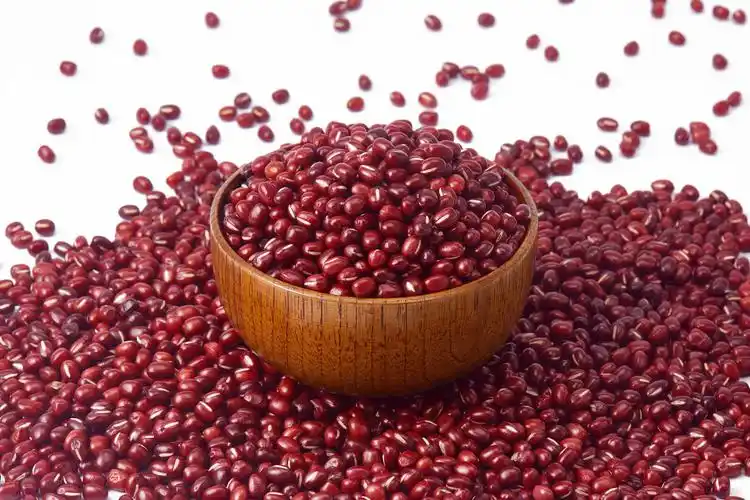 木盘散落红豆红豆一盘红豆一盘豆子