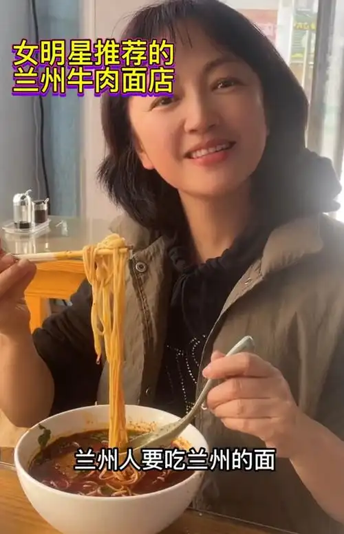 49岁罗海琼现身苍蝇小馆素颜出镜似路人大口吃面不顾阔太形象