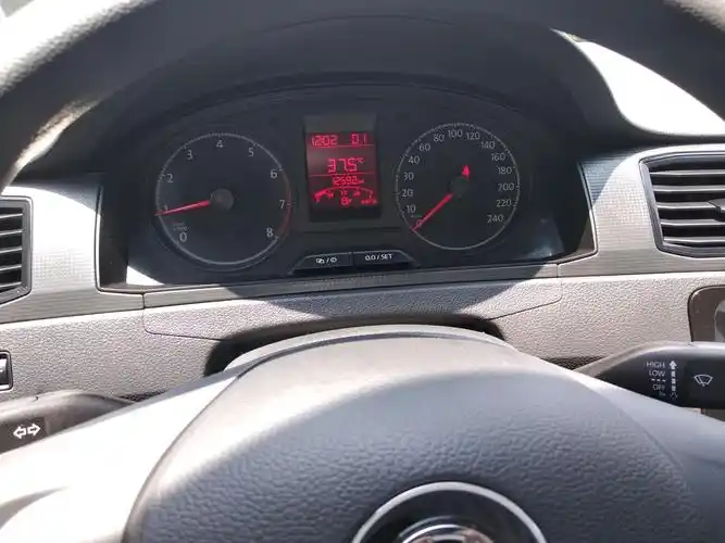 于是我打开了空调并启动压缩机制冷,然而在我d档位踩住刹车停车等红