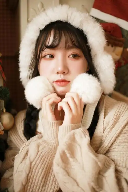 拉近距离拍摄大头照时,人物的表现力显得很关键,在拍摄圣诞写真照时