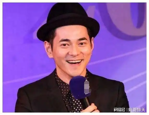 曝42岁李晨上海遛娃推简易婴儿车低调出行网友评论惹争议