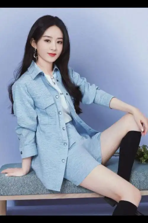 赵丽颖蓝色西服写真,短款 黑靴打扮时尚又洋气,越来越成熟了.
