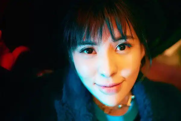 歌手贝贝最新写真曝光少女力满分笑容超治愈