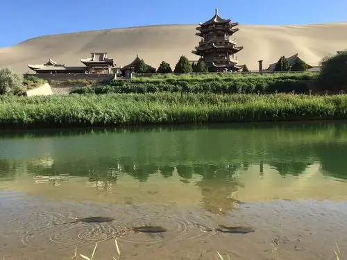 敦煌莫高窟鸣沙山