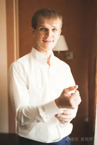 年轻英俊的男人放松在他公寓后商务会议酒店