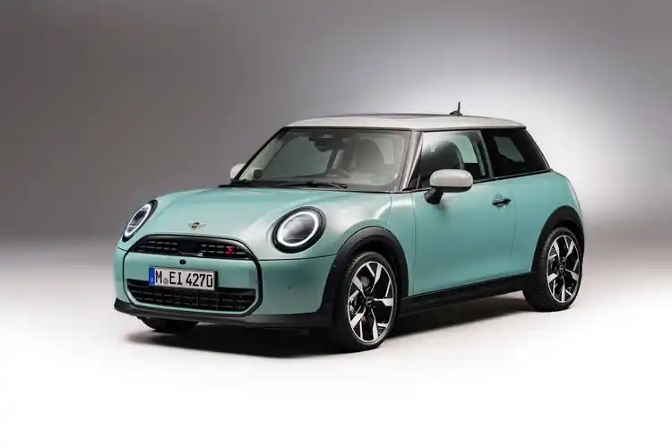 全新minicooper燃油版官图发布延续电动版设计