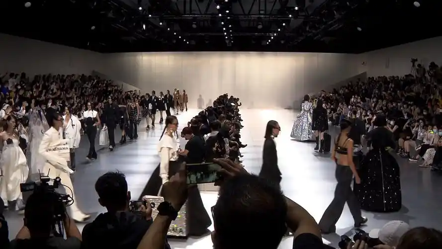 2022春夏上海时装周开启 百场大秀展现中国年轻设计力量