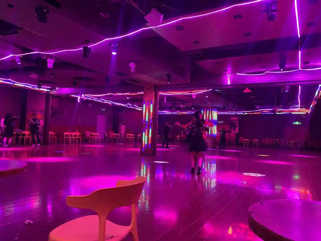 歌舞厅遗存中老年人的精神乐园