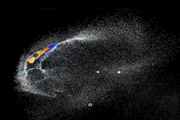 彩色肥皂泡破裂瞬间酷似宇宙奇观