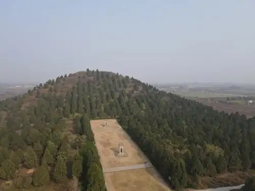 今天参观了刘邦玄孙刘彻汉武帝茂陵墓,霍去病和卫青的陪葬墓.