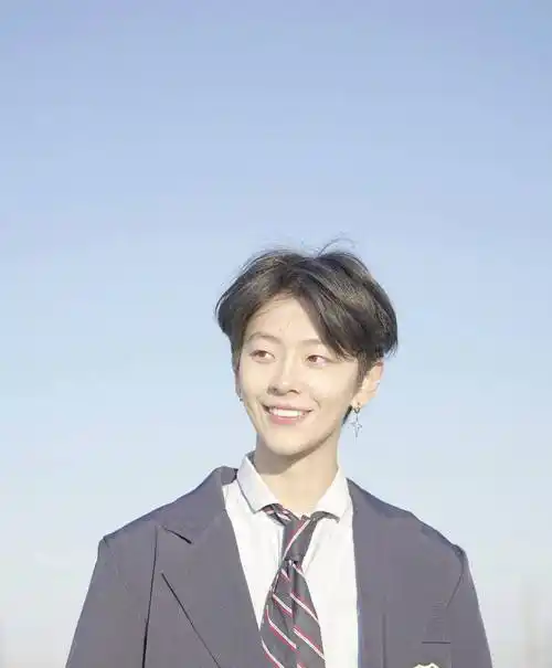 更让人没想到的是,刘梦居然还有个双胞胎的妹妹叫刘蓓,跟她长得几乎