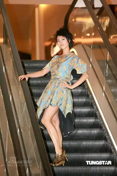 组图桂纶镁转型玩冷艳秀美腿最想与姜文合作