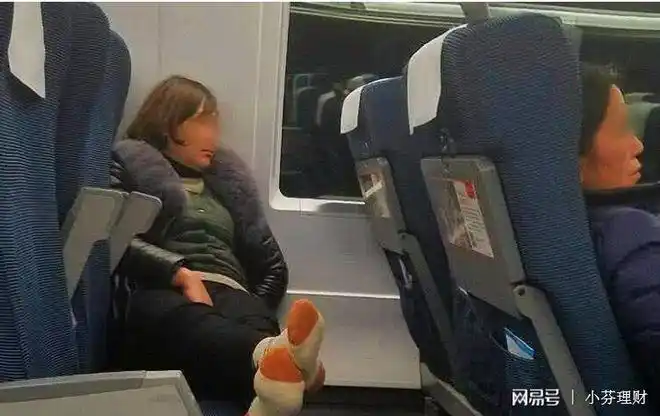 但是她竟然把鞋子给脱了睡觉,如果说你脚不臭,脱鞋子也就忍了,但是你