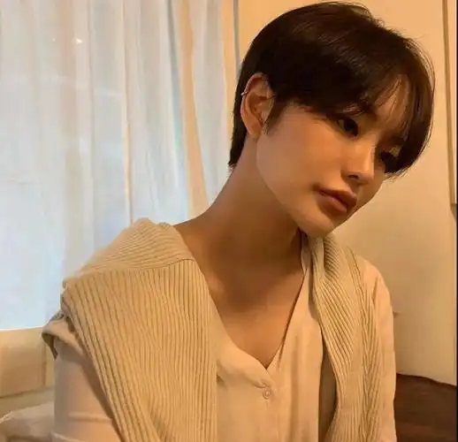 齐刘海露耳短发可甜可咸减龄显脸小!