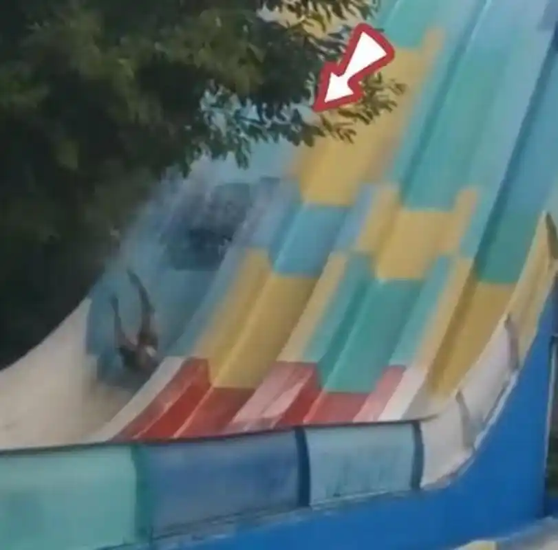 游客玩滑梯下滑时被弹飞 】近日,重庆,一名游客在游乐园玩滑梯