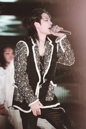 191231 湖南卫视跨年演唱会《无感》舞台 @uniq-王一博 cr:logo