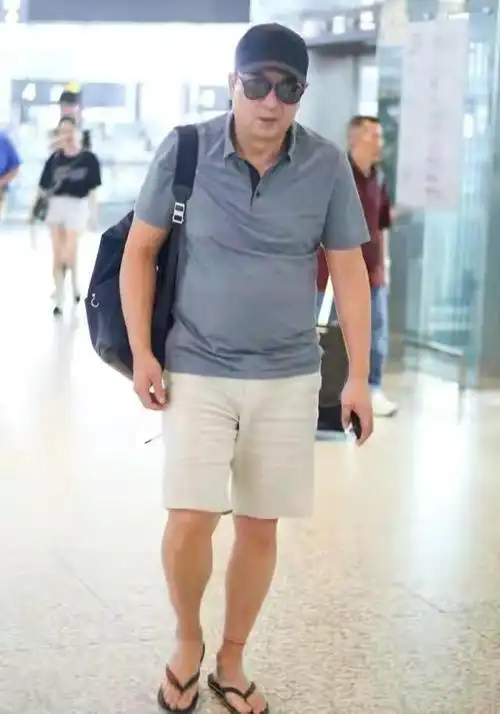 52岁张嘉益也没逃过中年发福穿一身休闲装啤酒肚都撑出立体感