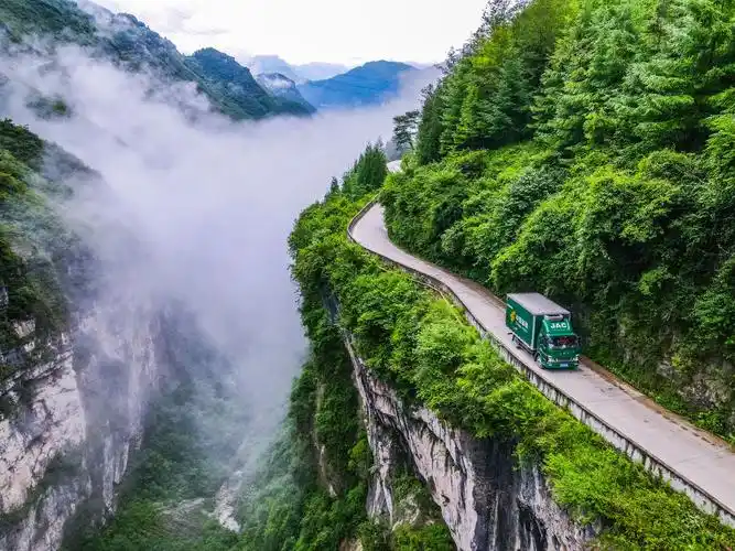 从汉源县前往古路村,一路上山路崎岖,绝壁千仞.郝立艺 摄