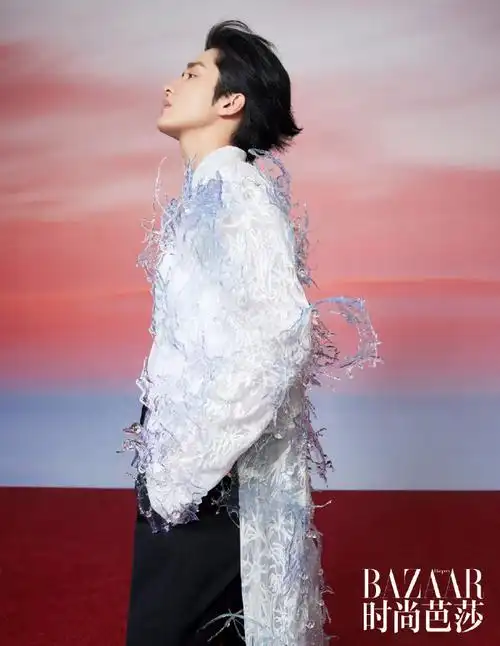 张新成把水穿身上了#91#张新成终于如愿成h2o了#张新成芭莎大片