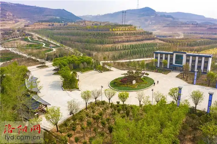 偃师首阳山森林公园昔日矿山变公园