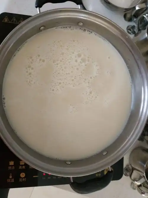 我们的小宝贝自己动手制作豆浆喝!好好喝的豆浆呀!