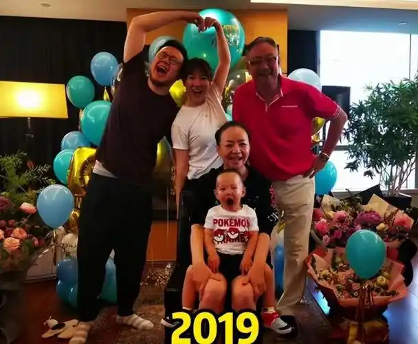 巴图一家四口踏青春游6岁长子太像爸爸王博古温柔抱着2岁幼子