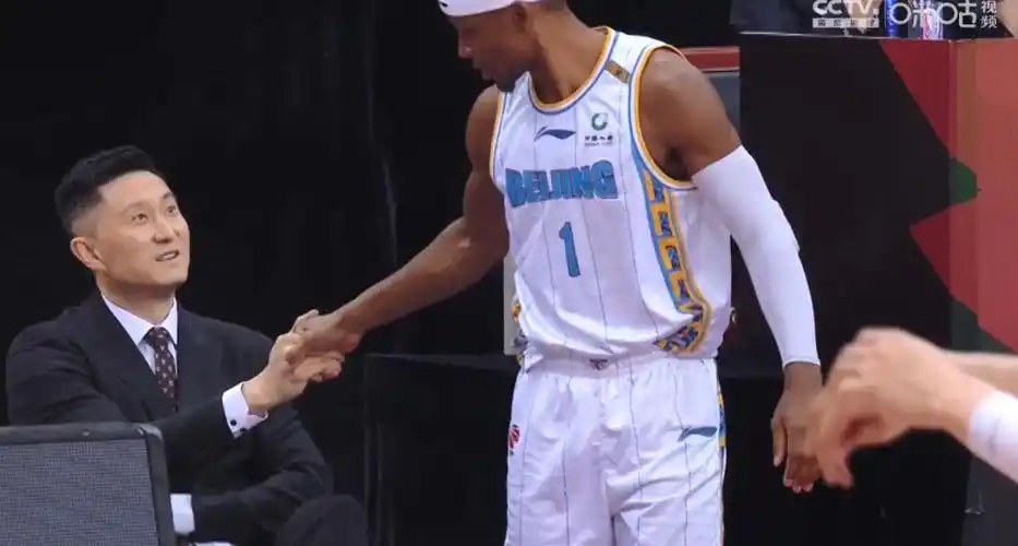 同时球队也是新签下了汤普森,那么本场比赛广东基本上就是演练阵容的