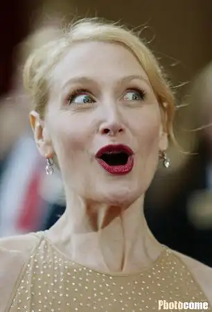 图文:派翠西亚-克拉克面露诡异笑容