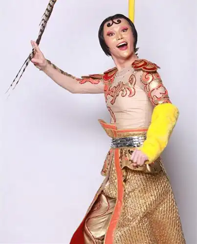 【图】龚琳娜金箍棒被网友抨击 六小龄童力挺这不是恶搞